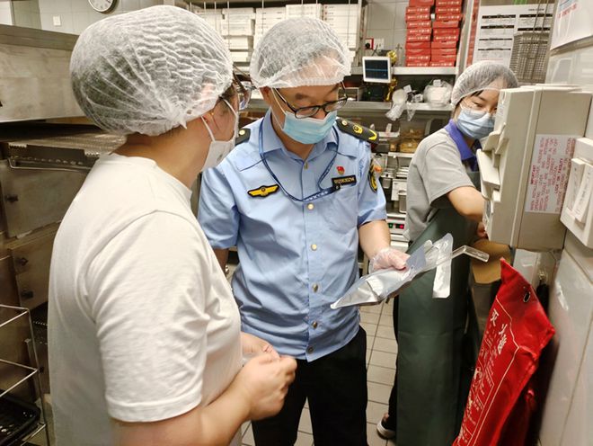 食品安全監管再升級 多地市場監管部門突擊檢查必勝客，無錫兩店被立案調查